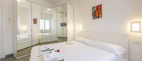 1 habitación, tabla de planchar con plancha, wifi y ropa de cama