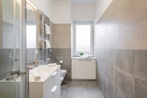 Shower, hair dryer, bidet, towels - BnButler - Washington, 83 (Milano)