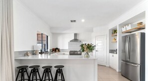 ثلاجة، ميكروويف، فرن، موقد طهي مسطح