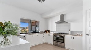 冷蔵庫、電子レンジ、オーブン、コンロ