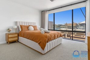 4 室のベッドルーム、デスク、アイロン / アイロン台、WiFi (無料)