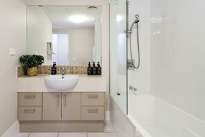 Shower, hair dryer, towels, shampoo - Ocean Breeze Retreat: Kings Coastal Apartment (Kings Beach)