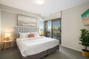 2 bedrooms, iron/ironing board, travel cot, WiFi - Ocean Breeze Retreat: Kings Coastal Apartment (Kings Beach)