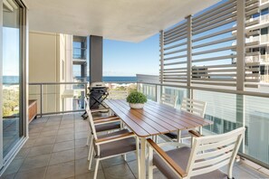 Outdoor dining - Ocean Breeze Retreat: Kings Coastal Apartment (Kings Beach)