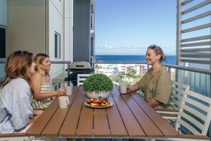 Outdoor dining - Ocean Breeze Retreat: Kings Coastal Apartment (Kings Beach)