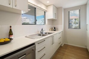 Køleskab, mikrobølgeovn, ovn, kogeplade