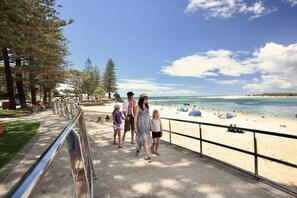 Beach nearby - Ocean Breeze Retreat: Kings Coastal Apartment (Kings Beach)