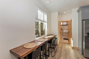 Dining - Willowbear Lodge By Destination Big Bear:Located in Lower Moonridge!Foosball! Close to Bear Mountain! (Big Bear Lake)