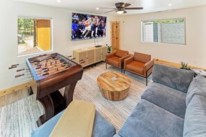 Fernseher, Kamin, Tischfußball