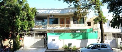 Fachada de la propiedad