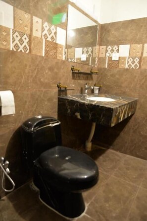 標準雙人房 | 浴室 | 淋浴設備、拖鞋、毛巾