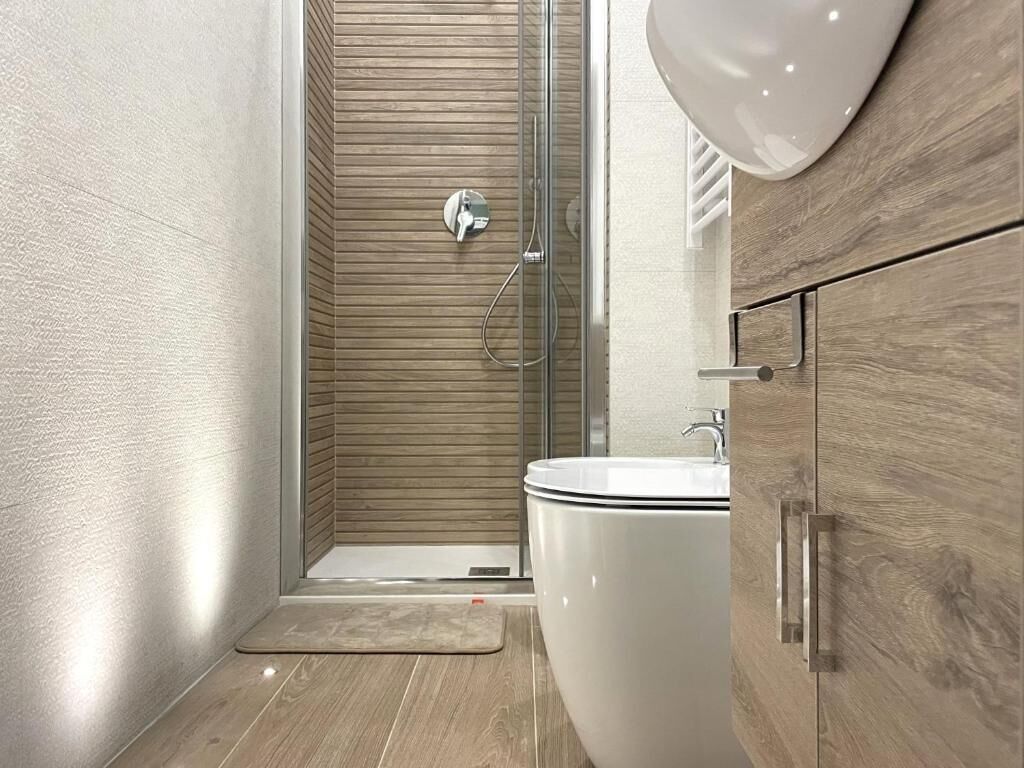 Classic-lejlighed | Badeværelse | Bruser, hårtørrer, bidet, håndklæder