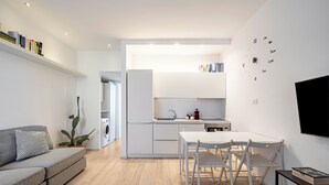 Leilighet – executive | Oppholdsområde | En 45-tommers Flatskjerm-TV med Parabol-TV samt Netflix