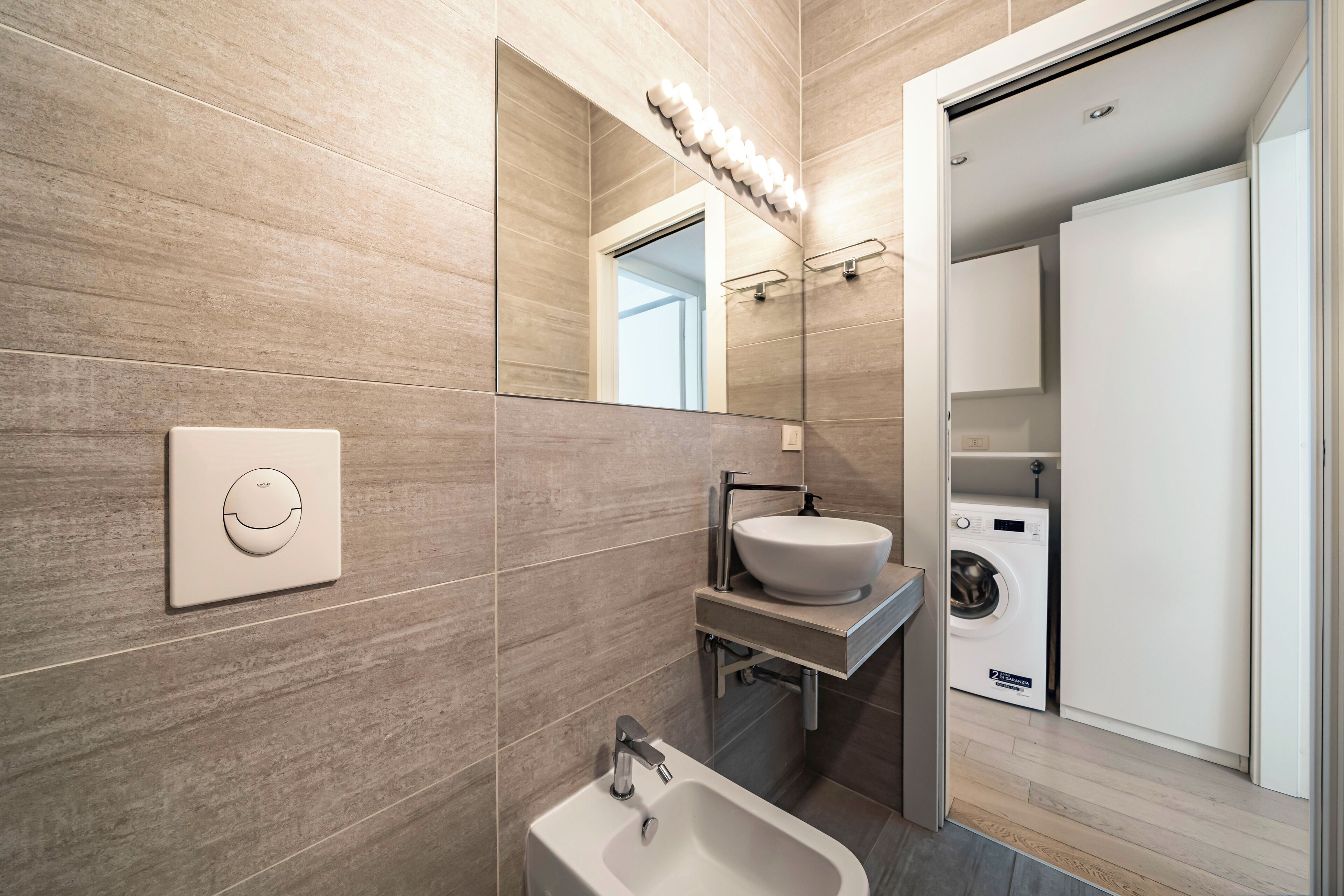Executive Apartment | Bathroom | Shower, hair dryer, bidet, towels