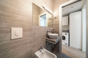 Executive Apartment | Bathroom | Shower, hair dryer, bidet, towels