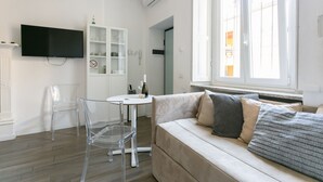 Leilighet – comfort | Oppholdsområde | En 45-tommers Flatskjerm-TV med Parabol-TV samt Netflix