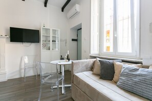 Comfort appartement | Woonruimte | Een 45-inch flatscreentelevisie met satellietzenders