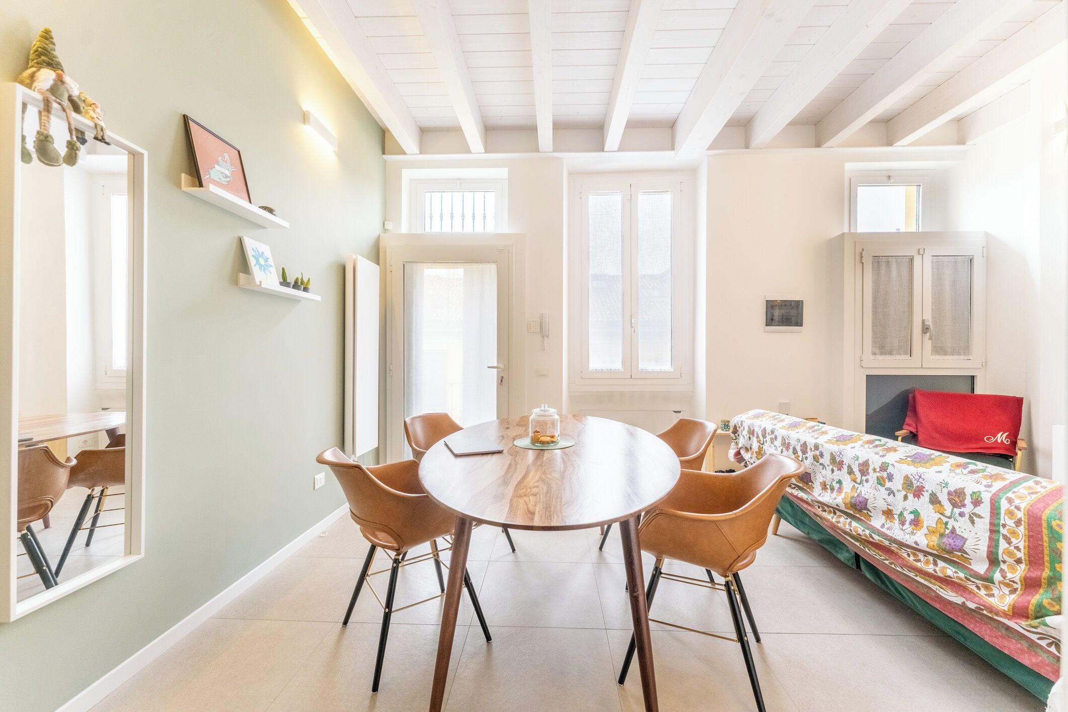 45–tuumainen taulutelevisio, jossa satelliittikanavat