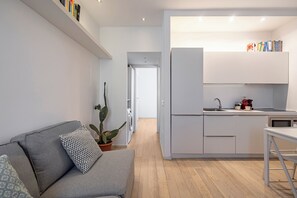 Executive appartement | Woonruimte | Een 45-inch flatscreentelevisie met satellietzenders