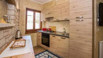 Fridge, oven, stovetop, coffee/tea maker