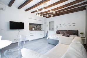 Appartement Deluxe | Coin séjour | Télévision de 50 pouces avec chaînes par satellite