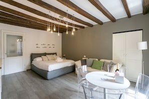 Deluxe Apartment | Premium bedding, down comforters, desk, laptop workspace - Milano Apartments Vigevano 45 (Milan)
