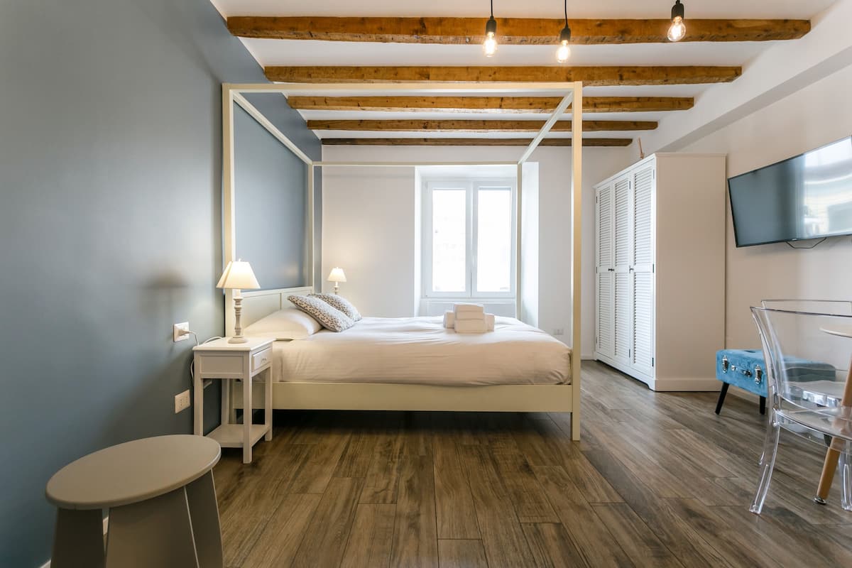 Design Apartment | 2 bedrooms, premium bedding, down duvets, desk