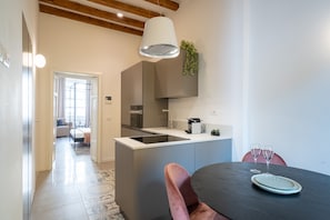 Premium Suite | Private kitchen | Full-size fridge, microwave, oven, stovetop - Milano Apartments Vigevano 45 (Milan)