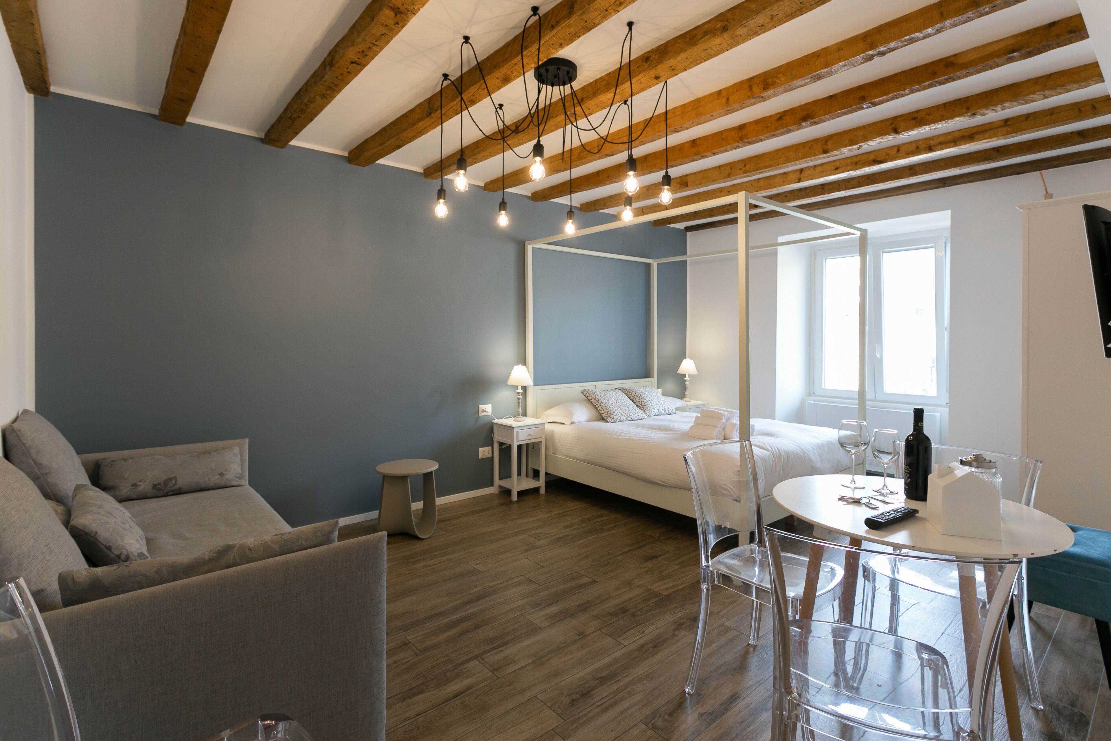 Appartement Design | Literie de qualité supérieure, couette en duvet d'oie, bureau