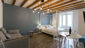 Appartement Design | Literie de qualité supérieure, couette en duvet d'oie, bureau