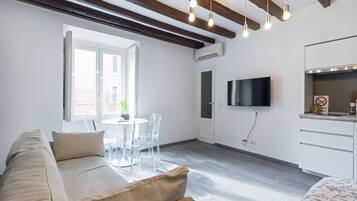 Deluxe Apartment | Living area | 50-inch TV with satellite channels