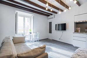 Appartamento Deluxe | Area soggiorno | TV 50 pollici con canali satellitari