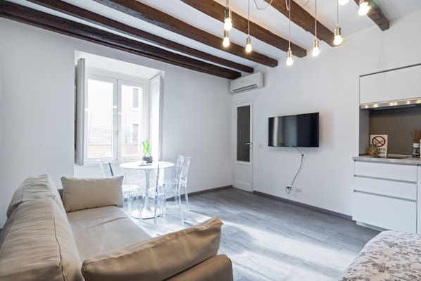 Appartement Deluxe | Coin séjour | Télévision de 50 pouces avec chaînes par satellite