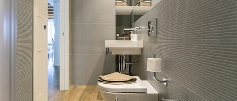 Leilighet – design | Bad | Dusj, regndusjhode, hårføner og bidé
