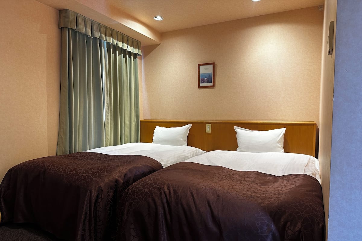 Deluxe Room, Non Smoking | 1 bedroom, desk, free WiFi, bed sheets