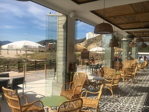 بار على الشاطئ