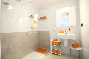 Ducha, secador de pelo, toallas