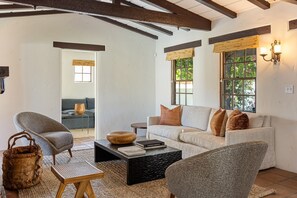 Fernseher, Kamin, Stereoanlage