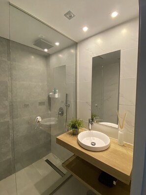 Dusche, Haartrockner, Handtücher