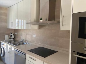 Kühlschrank, Mikrowelle, Ofen, Geschirrspüler