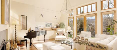 تلفزيون ذكي، مدفأة، ألعاب فيديو، مشغل دي في دي