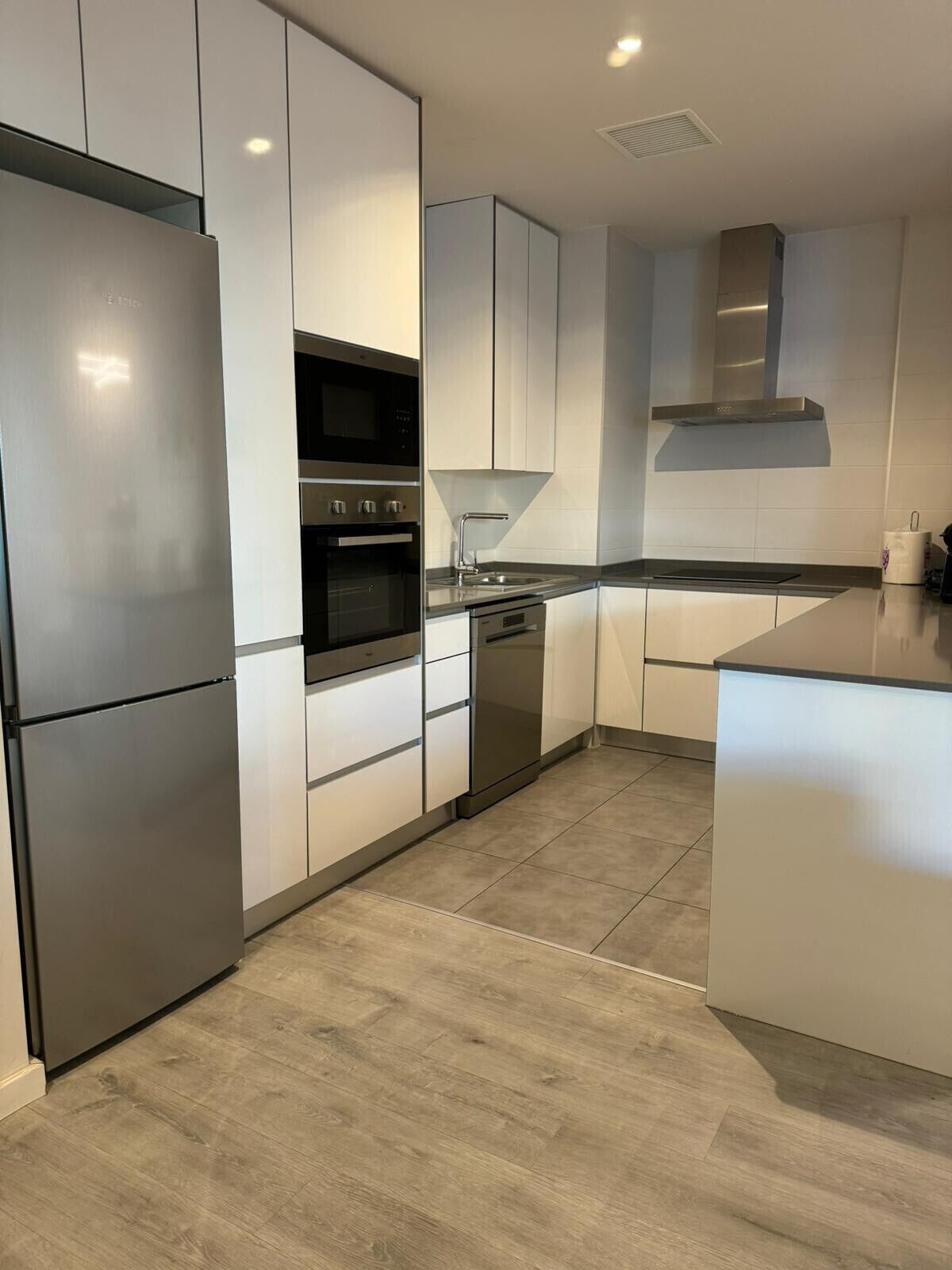 雪櫃、微波爐、焗爐、洗碗機