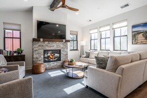 Smart TV, fireplace, table football, books - 3 Bedroom Creekhouse Home with Views of Mammoth Rock! (Mammoth Lakes)