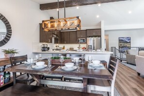 Dining - 3 Bedroom Creekhouse Home with Views of Mammoth Rock! (Mammoth Lakes)