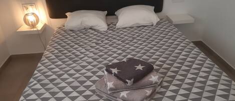 3 室のベッドルーム、WiFi (無料)、ベッドシーツ