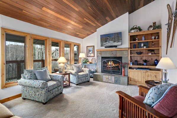 Fernseher, Kamin, DVD-Player, Stereoanlage