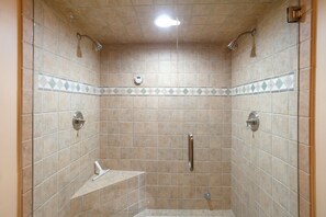 Ducha, secador de pelo y toallas