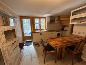 Appartement Classique | Cuisine privée | Réfrigérateur, micro-ondes, four, plaque de cuisson