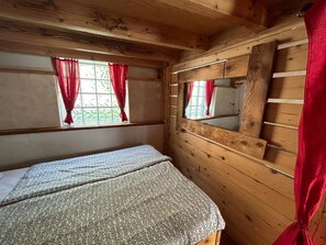 Apartament clàssic | 2 dormitoris, cobrellits, planxa i posts de planxar i wifi gratuïta