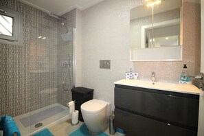 Shower, hair dryer, towels - amalia Groundfloor La veleta Torrevieja (Torrevieja)